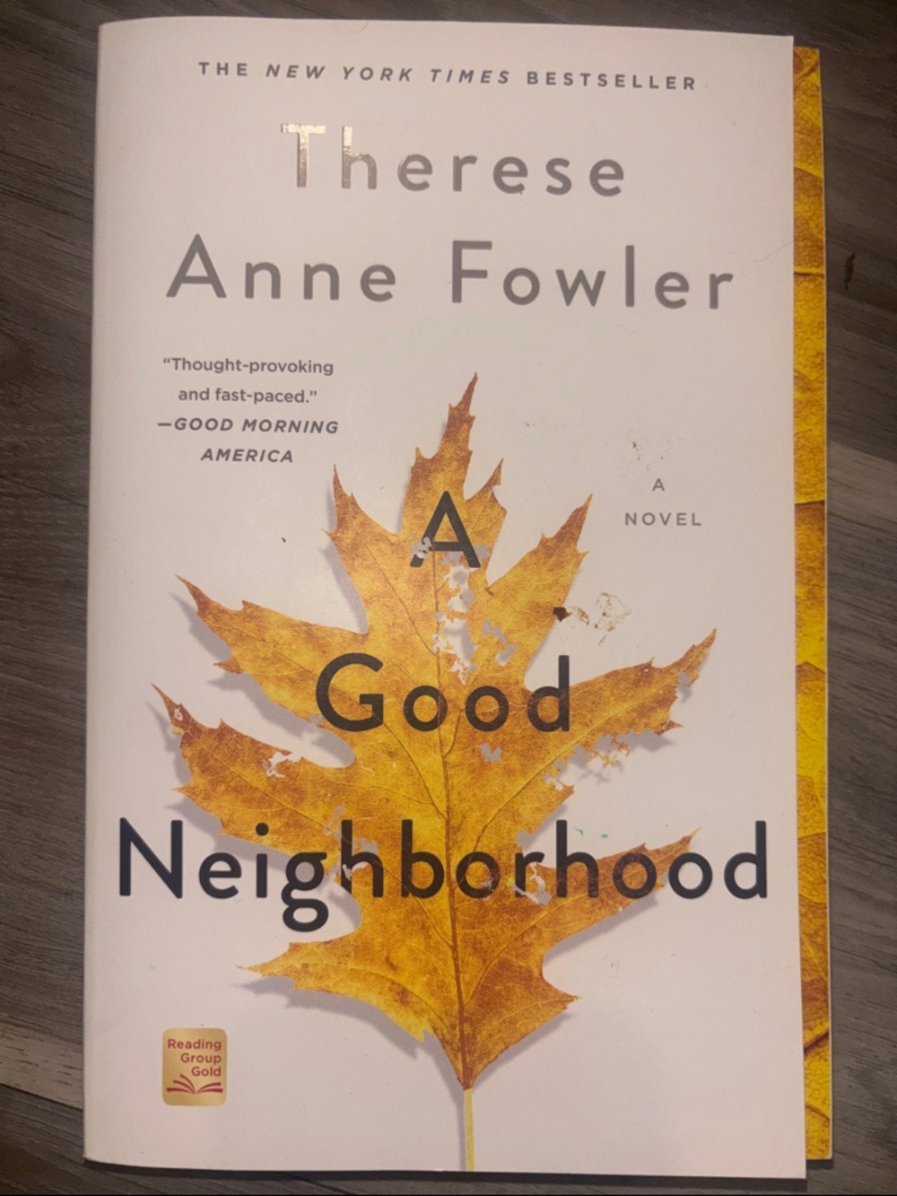 Therese Anne Fowler - A Good Neighborhood (Yellow Leaf Cover)